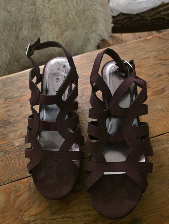 Jasmine Shoes - Jasmin Women’s Sculpted Strap Sandals in Deep Burgundy